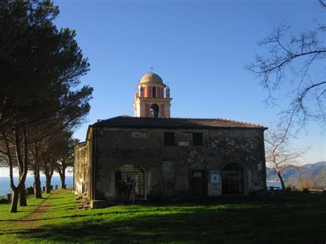 Foto della facciata del Santuario di Nostra Signora di Montenero
