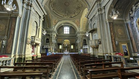 Interno di una chiesa parrocchiale di Pavia durante la messa