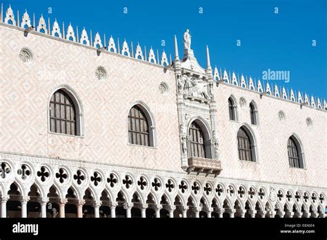 Foto di un antico convento in Italia con dettagli architettonici