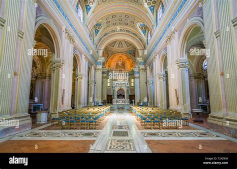 Interno della Basilica dei Santi Bonifacio e Alessio, con evidenza delle navate e dei pilastri