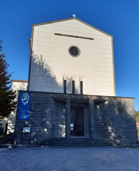 Foto della facciata neoclassica della Chiesa Parrocchiale di San Colombano a Bargino