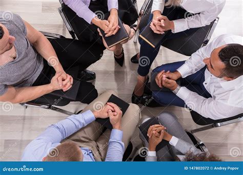 Immagine di un gruppo di persone che pregano insieme in un luogo sereno