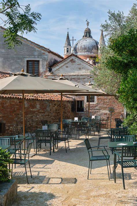 Foto panoramica del Caffè In Venetia Hortus Redemptoris con vista sulla Laguna