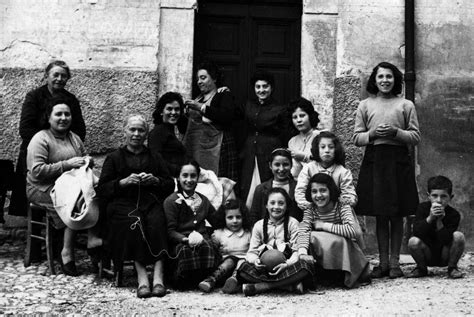 Foto d'epoca di un villaggio rurale italiano negli anni '20