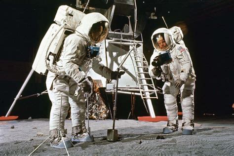 Foto storica di Paolo VI con gli astronauti dell'Apollo 11