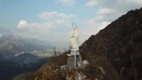 Statua della Madonnina degli Alpini in un contesto montano