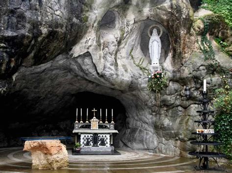 Thematic photo of Lourdes, grotto or procession