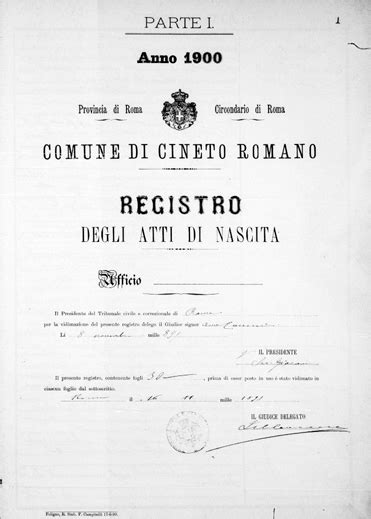 Foto di un antico registro di stato civile o di un ruolo matricolare