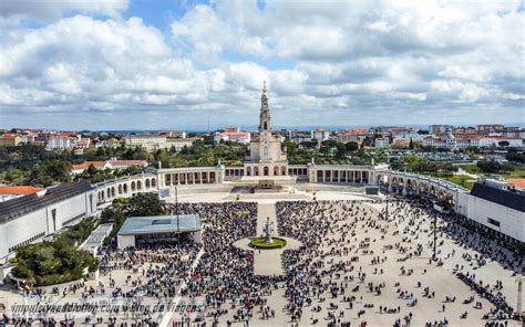Veduta aerea del Santuario di Fátima con le due basiliche e il Recinto delle Preghiere