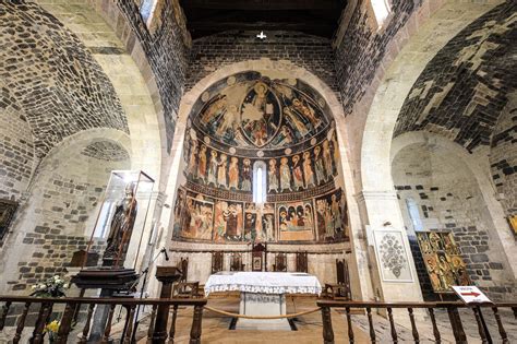 Interno della Basilica della Santissima Trinità con l'altare e il grande crocifisso in bronzo