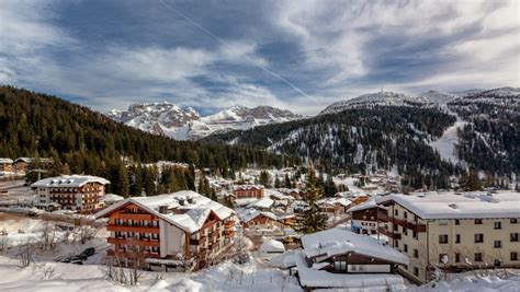 foto d'atmosfera dell'interno accogliente di un tipico locale di montagna a Madonna di Campiglio