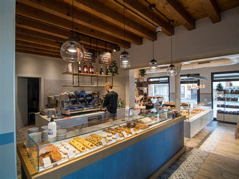 Foto panoramica dell'insegna e dell'ingresso della Pasticceria Tiffany a Santa Maria del Sile