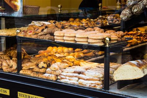 Vetrina espositiva con assortimento di pasticcini e prodotti da forno