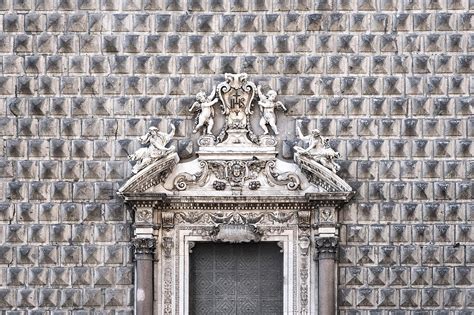 Dettaglio fotografico del bugnato a punta di diamante della Chiesa del Gesù Nuovo