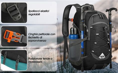 Zaino da trekking con equipaggiamento essenziale