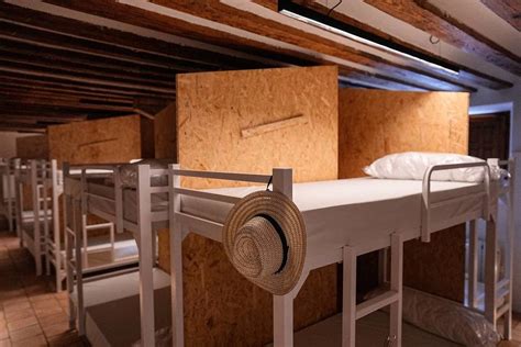 Interno di un tipico albergue per pellegrini