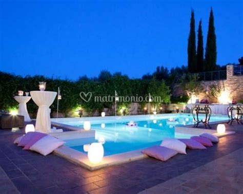 Esterno della location Orchidea Blu con piscina e allestimento per eventi