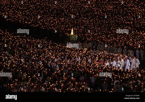 Fiaccolata notturna durante la processione della Madonna di Fatima
