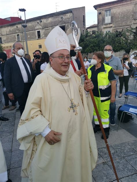 Ritratto del Vescovo Giuseppe Mazzafaro durante una celebrazione liturgica o una visita pastorale