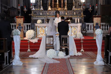 sposi in chiesa davanti all'altare