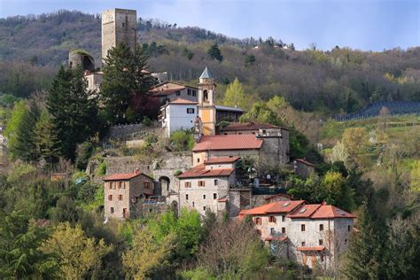 Vista panoramica del borgo di Tresana con le sue case in pietra e il torrente