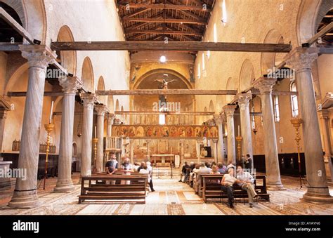 Vista interna della Basilica di Santa Maria Assunta a Torcello con le navate e l'abside