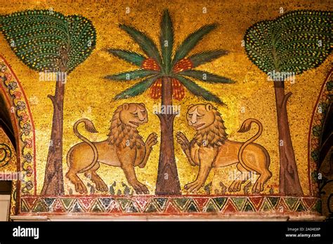 Dettaglio dei plutei bizantini con pavoni e leoni nel presbiterio di Torcello