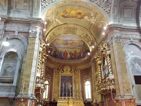 Foto di un presbiterio moderno con altare rivolto al popolo