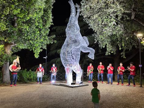Foto delle installazioni luminose al Giardino Reale delle Luci di Wilanow