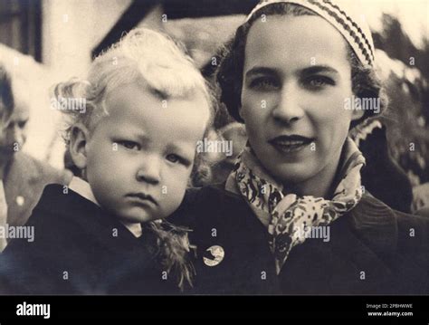 Una foto d'epoca di Umberto II da bambino con le sorelle