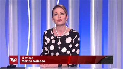 Marina Nalesso durante una conduzione del telegiornale con simbolo religioso in evidenza