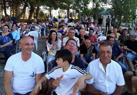 Foto di Don Nino Borsci con giovani della Comunità AIRONE