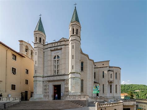 Interno della Basilica di Santa Rita a Cascia con l'urna