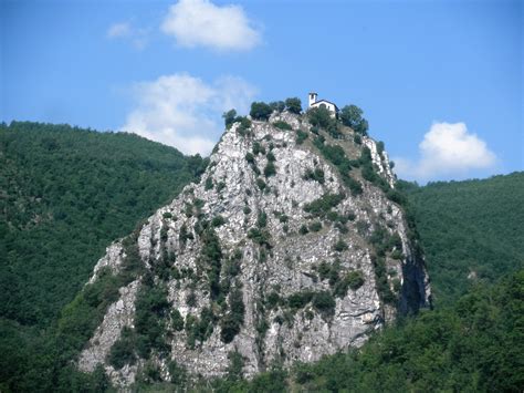 Veduta panoramica del borgo di Roccaporena e dello Scoglio della Preghiera
