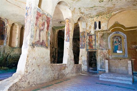 Interno della chiesa rupestre di Santa Lucia alle Malve con affreschi