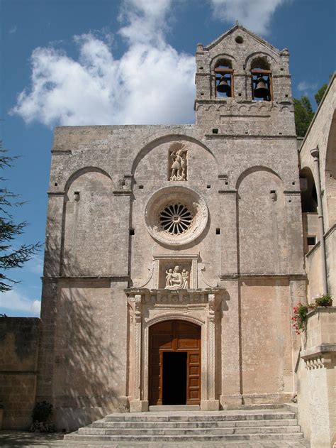Facciata scolpita del Santuario di Santa Maria della Palomba