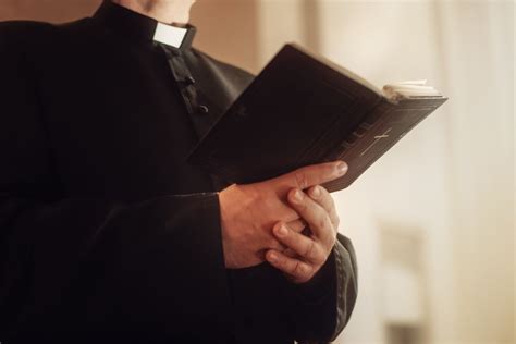 Sacerdote cattolico che ascolta e conforta un fedele in chiesa