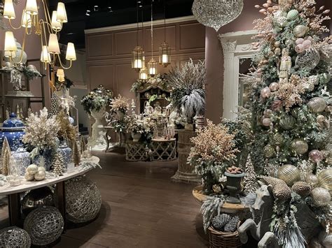 Foto panoramica di un allestimento natalizio di Due Esse Christmas con decorazioni e luci