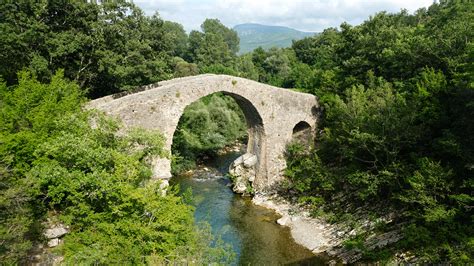 Ponte medievale di Furelos, in pietra, sotto un cielo azzurro