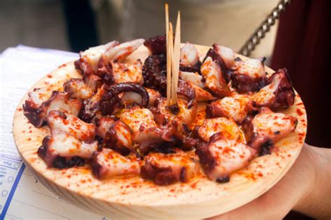 Piatto di Pulpo a la Feira in un locale tradizionale di Melide