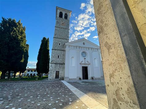Fuoco vivo acceso nel sagrato di una chiesa di notte, con fedeli in attesa