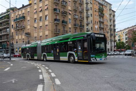 Immagine di un filobus moderno in movimento a Roma