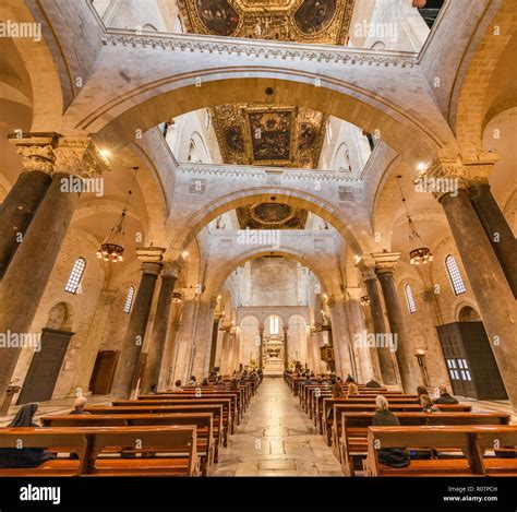 Interno della cripta della Basilica di San Nicola