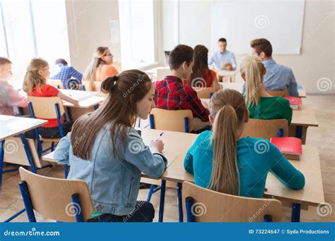 Aula scolastica con studenti che svolgono un esame