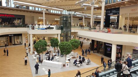Foto panoramica di un centro commerciale moderno