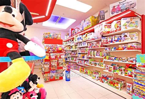 Interno di un negozio di giocattoli e articoli per hobbistica