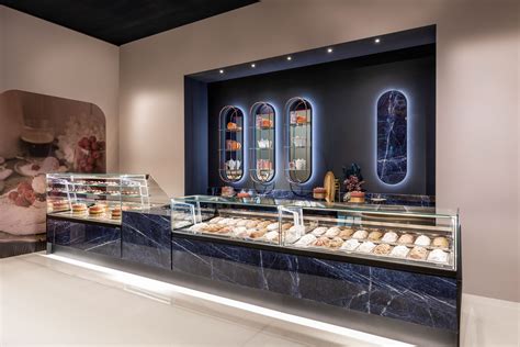 Vetrina invitante di una pasticceria con dolci e torte