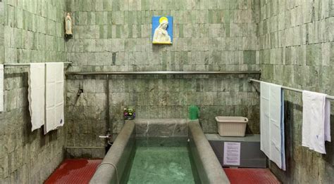 Piscine del Santuario di Lourdes con persone in attesa