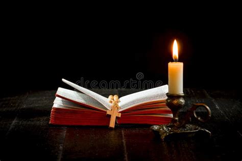 Immagine di un rosario e una candela accesa