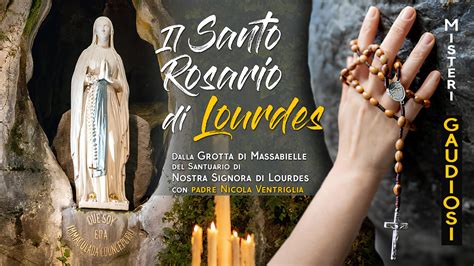 Padre Nicola Ventriglia che guida il Rosario dalla Grotta di Massabielle